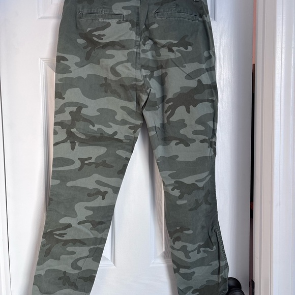 GAP Girlfriend Chino Pants in Olive Green Camo Print- Size 4 - Picture 2 of 5